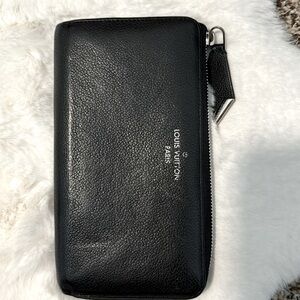 Authentic Louis Vuitton long wallet no call outs, vintage piece